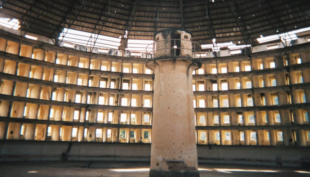 Panopticon: il potere invisibile secondo Jeremy Bentham